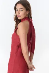 Vestido largo azul de lino, con cuello halter y volados en el ruedo.