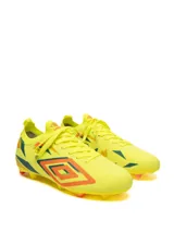 Championes de fútbol Umbro HIT HG, color negro con detalles en fucsia, celeste y plateado.