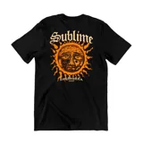 Remera negra de algodón con estampa en la espalda del logo de la banda Sublime, que incluye el nombre de la banda, un sol con rostro humano y la frase "Long Beach, Ca.".