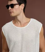 Musculosa de hombre color beige, tejida con textura rendada y cuello redondo.