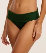 Bombacha de bikini verde oscuro, de microfibra texturizada, corte canesú largo con laterales anchos y logo metálico de la marca en la cintura.