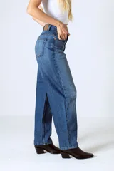 Pantalón de jean slouchy de tiro alto, color azul medio.