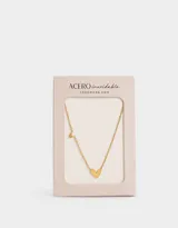Collar corto dorado con cadena de eslabones y dije de corazón.