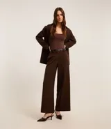 Musculosa blanca de poliamida con breteles finos y escote redondo.