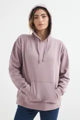 Buzo hoodie lila con capucha y cordones ajustables, bolsillo tipo canguro y corte holgado.