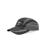 Gorro Adidas Originals Climacool negro con paneles de malla gris en los laterales y logo bordado en el frente.