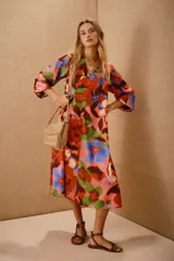 Vestido midi de poliéster con estampado floral multicolor, escote en V y mangas 3/4.