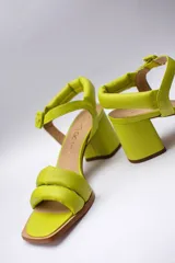 Sandalias de cuero negro con tiras puffy y taco bloque de 6 cm.