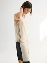 Chaleco tejido color crema con cuello redondo y rayas verticales marrones.