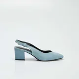 Zapatos de tacón con tira trasera, color celeste denim, con punta fina y tacón cuadrado.