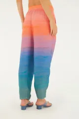 Pantalón de corte ancho con cintura elástica y estampado náutico degradado en tonos naranja, rosa, lila, celeste y verde.