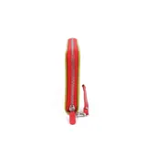 Billetera naranja de símil cuero con cierre perimetral, múltiples compartimentos internos y llavero de muñeca extraíble.