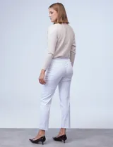 Pantalón de gabardina elastizada azul marino, marca Zac & Rachel, de corte recto, pretina ancha pespunteada y largo al tobillo. Tiene bolsillos simulados.