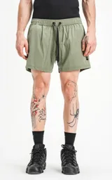 Short de baño verde militar de calce regular, con elástico en la cintura, cordón de ajuste con inscripción "LUXURY" y tres bolsillos.