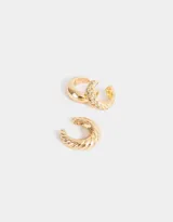 Set de tres earcuffs dorados con diferentes diseños: uno liso, uno con textura de pequeñas piedras brillantes y uno con textura trenzada.