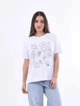 Remera negra de algodón con cuello redondo y mangas cortas. Estampado frontal con la frase "World Tour Vacation State of Mind" en letras de colores y un pequeño dibujo de una palmera.