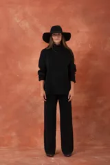 Pantalón ancho de caída fluida, color negro, de tejido extra suave.