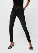 Jeans skinny de tiro bajo color negro.