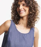 Musculosa de jeans color azul con recortes y cierre por botón.