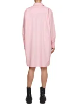 Vestido camisero Tommy Hilfiger color rosa, de corte oversize y largo hasta la rodilla. Confeccionado en algodón orgánico, con cuello inglés, cierre de botones, puños con botón y logo bordado en el puño.