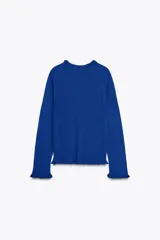 Chaqueta azul de punto con manga larga, volantes en el escote y en los puños, y cierre frontal con lazada.