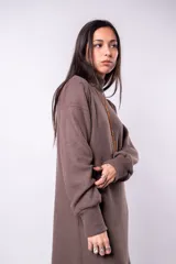 Vestido corto marrón de punto con cuello alto y mangas largas.