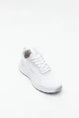 Zapatillas deportivas negras de tela transpirable con cordones a tono y suela blanca de 3cm de alto.