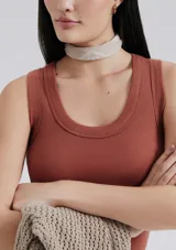 Musculosa marrón de tela acanalada, corte ajustado y cuello redondo.