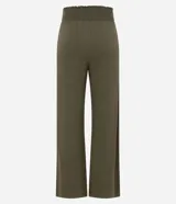 Pantalón pantalona color verde militar, de algodón, con cintura elástica, bolsillos laterales y pespuntes contrastantes.