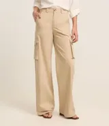 Pantalón de sarga color beige, de corte wide leg, con bolsillos cargo laterales y cintura alta.