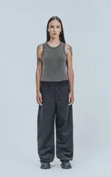 Musculosa gris de morley con corte ajustado.