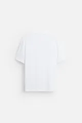 Camiseta marrón de punto de algodón, corte recto, cuello redondo y manga corta con terminaciones en rib.