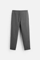 Pantalón de jogging gris oscuro, de corte recto, con cintura elástica ajustable con cordón, bolsillos laterales y traseros de vivo.
