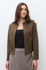 Chaqueta corta de simil gamuza color verde oliva, con cuello redondo y cierre frontal completo.