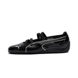 Zapatillas Puma Speedcat Ballet de charol negro con detalles en blanco y tiras elásticas cruzadas.