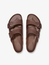 Sandalias Birkenstock Arizona construidas 100% en EVA (etilvinilacetato) color marrón y hebilla de polímero.