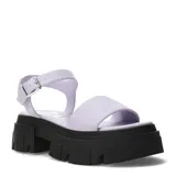 Sandalias con plataforma color lila, con tira ancha sobre el empeine y tobillera con hebilla metálica.
