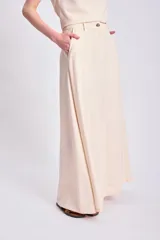 Falda larga de lino color crudo, corte recto y tiro alto.