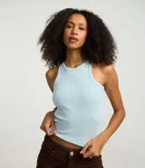 Musculosa básica verde claro de ribana de algodón con textura acanalada y cuello redondo.