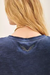 Remera azul de cuello redondo confeccionada en jersey flamé, con efecto gastado y calce oversize.