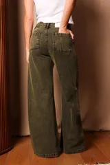 Pantalón de jean verde con efecto gastado, corte recto y tiro alto.