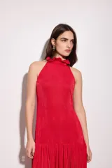 Vestido largo rojo de jersey elastizado, con escote halter, espalda baja, volado en el cuello y volado en la cadera.