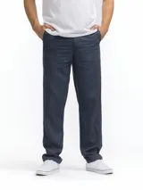 Pantalón de lino y viscosa color azul marino, de corte clásico y pierna recta. Presenta cierre frontal con botón, pasadores para cinturón, bolsillos laterales y dos bolsillos traseros con botón.