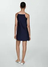 Vestido corto azul marino de corte recto, con tirantes finos y escote cuadrado.