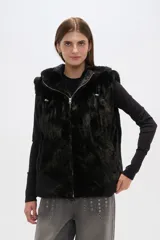 Chaleco marrón de piel sintética con capucha y cierre frontal con cremallera.