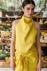 Top amarillo de lino con corte halter y espalda media baja.
