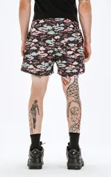 Short de baño negro con estampado de nubes celestes y rosadas.