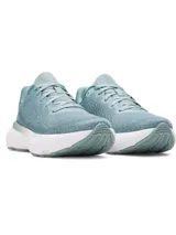 Championes de running Under Armour Infinite para mujer, color celeste con suela blanca.