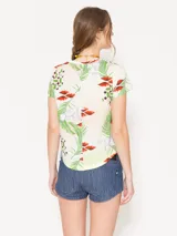 Remera estampada de flame de algodón, con cuello en V, recorte central en la espalda y ruedo curvo.