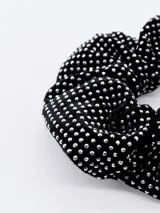Colero negro con pequeños apliques plateados.